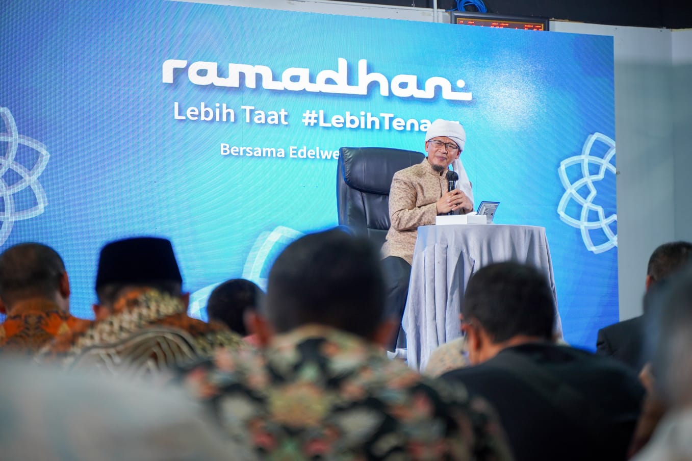 KH Abdullah Gymnastiar memberikan siraman rohani untuk karyawan, pasien dan keluarga pasien di Rumah Sakit Edelweiss Bandung