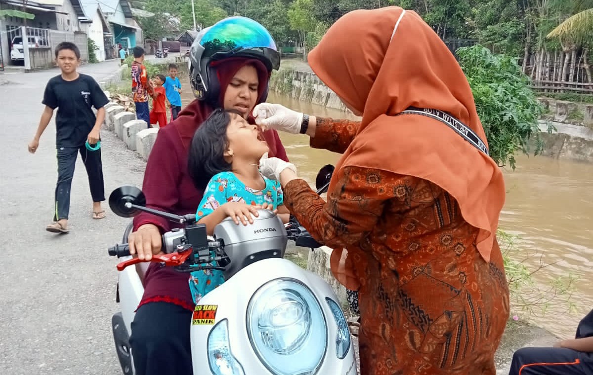 Pemberian imunisasi polio pada anak di berbagai daerah