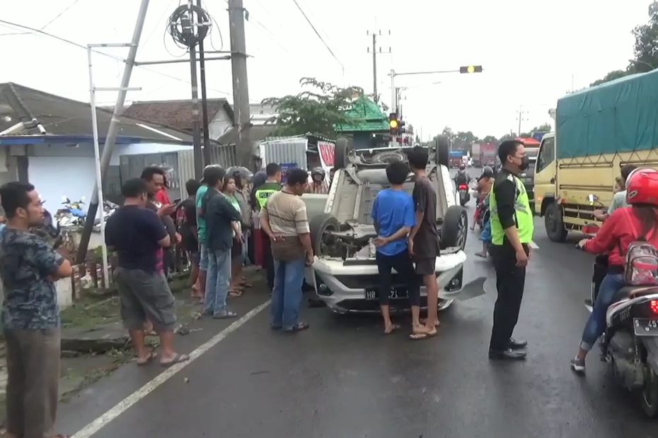 Mobil yang terbalik akibat kecelakaan.