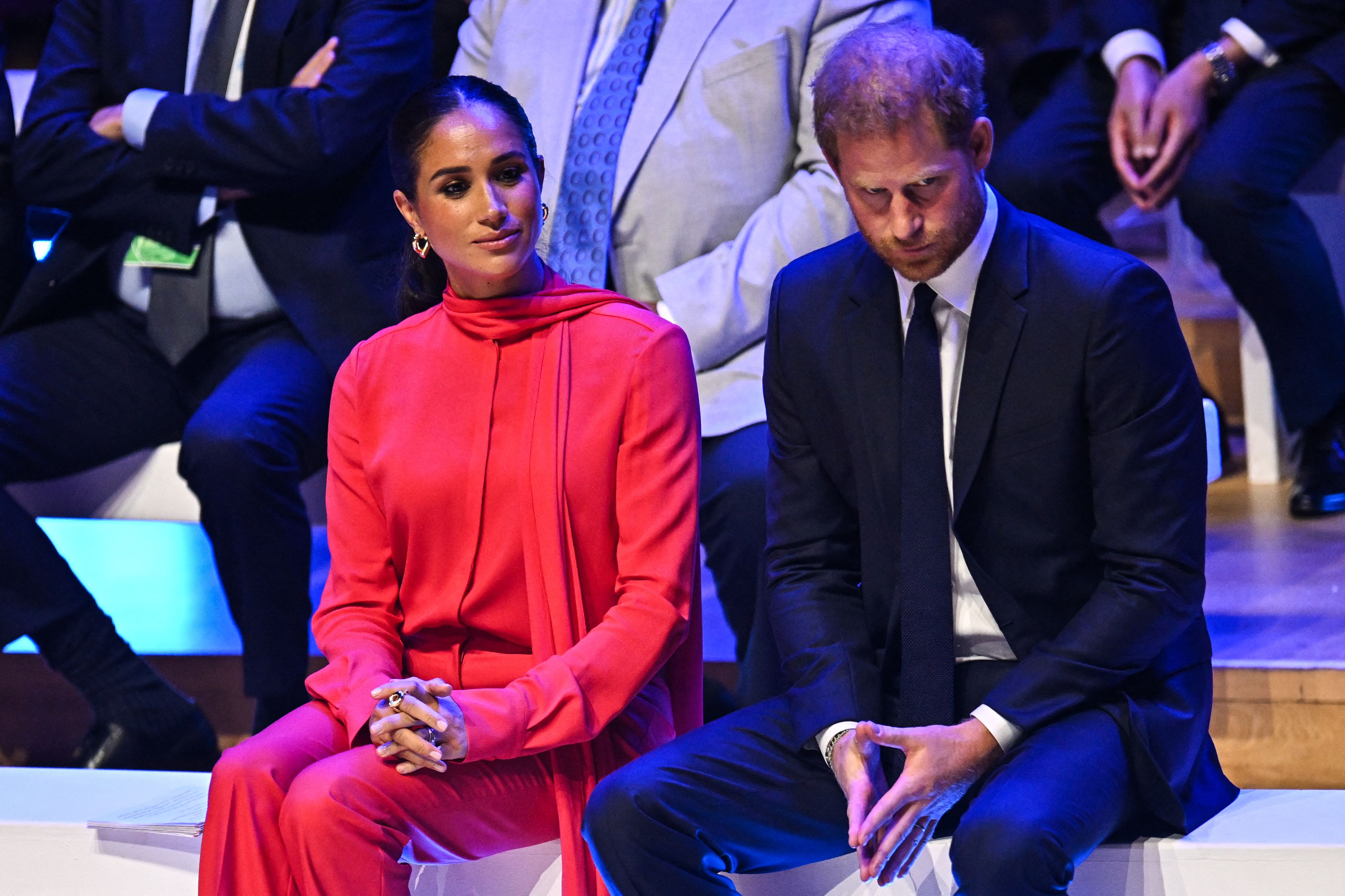Pengeran Harry (kanan) dan istrinya, Meghan Markle