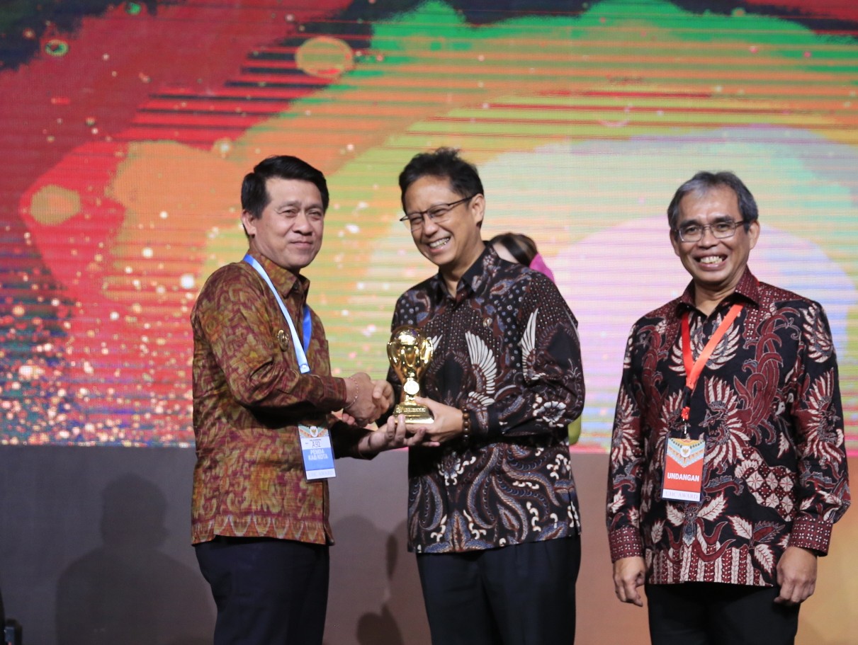 Bupati Klungkung, I Nyoman Suwirta (kiri) saat menerima penghargaan.