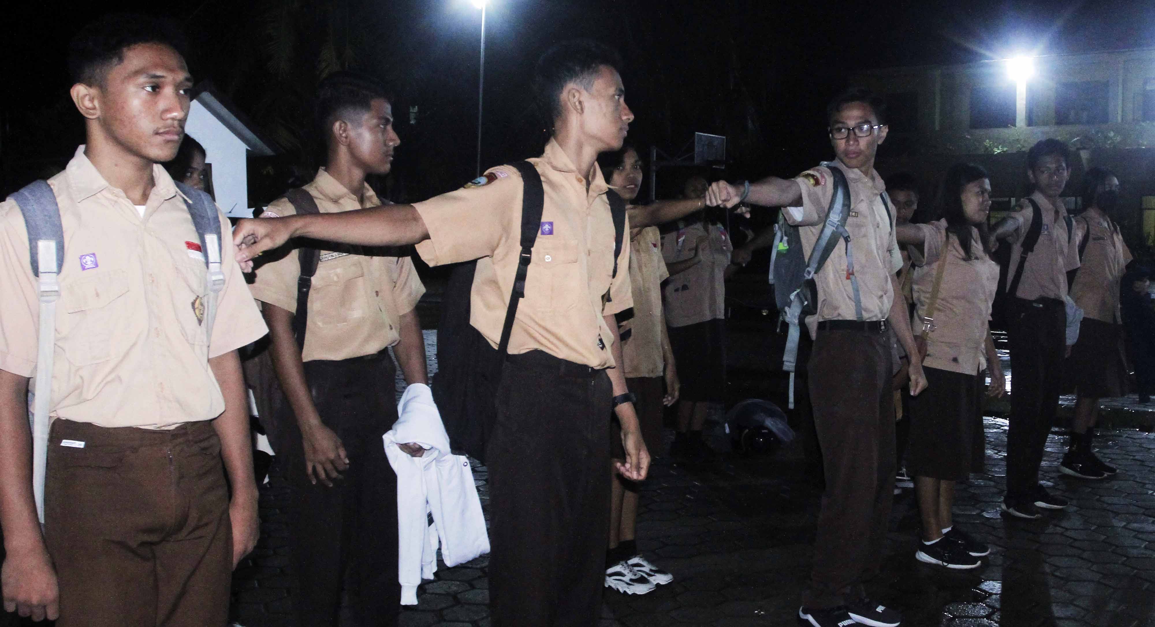 Sejumlah pelajar SMA mengikuti apel pagi penerapan aktivitas sekolah mulai pukul 05.00 Wita di Kupang, NTT, Rabu (1/3).