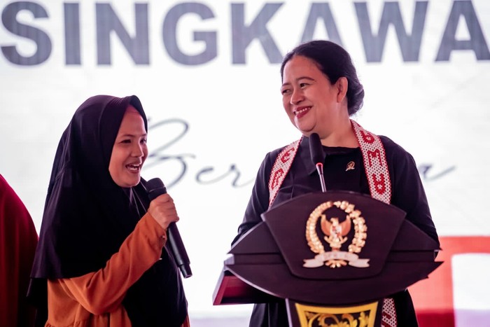 Ketua DPR RI Puan Maharani berdialog dengan warga saat melakukan kunjungan ke Kota Singkawang, Kalimantan Barat, Senin (20/3). 