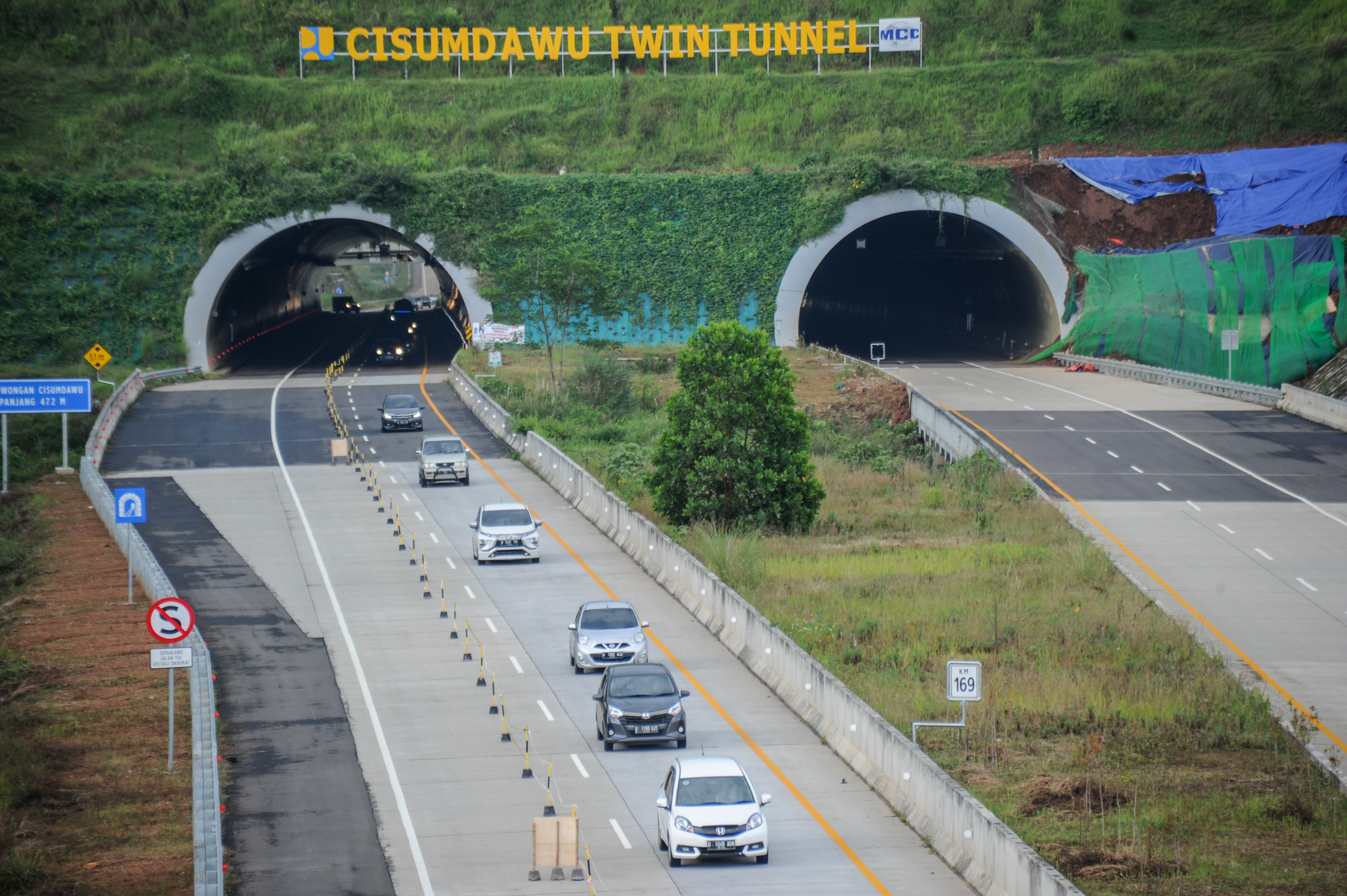 Terowongan kembar di Jalan Tol Cileunyi-Sumedang-Dawuan (Cisumdawu), Sumedang, Jawa Barat.