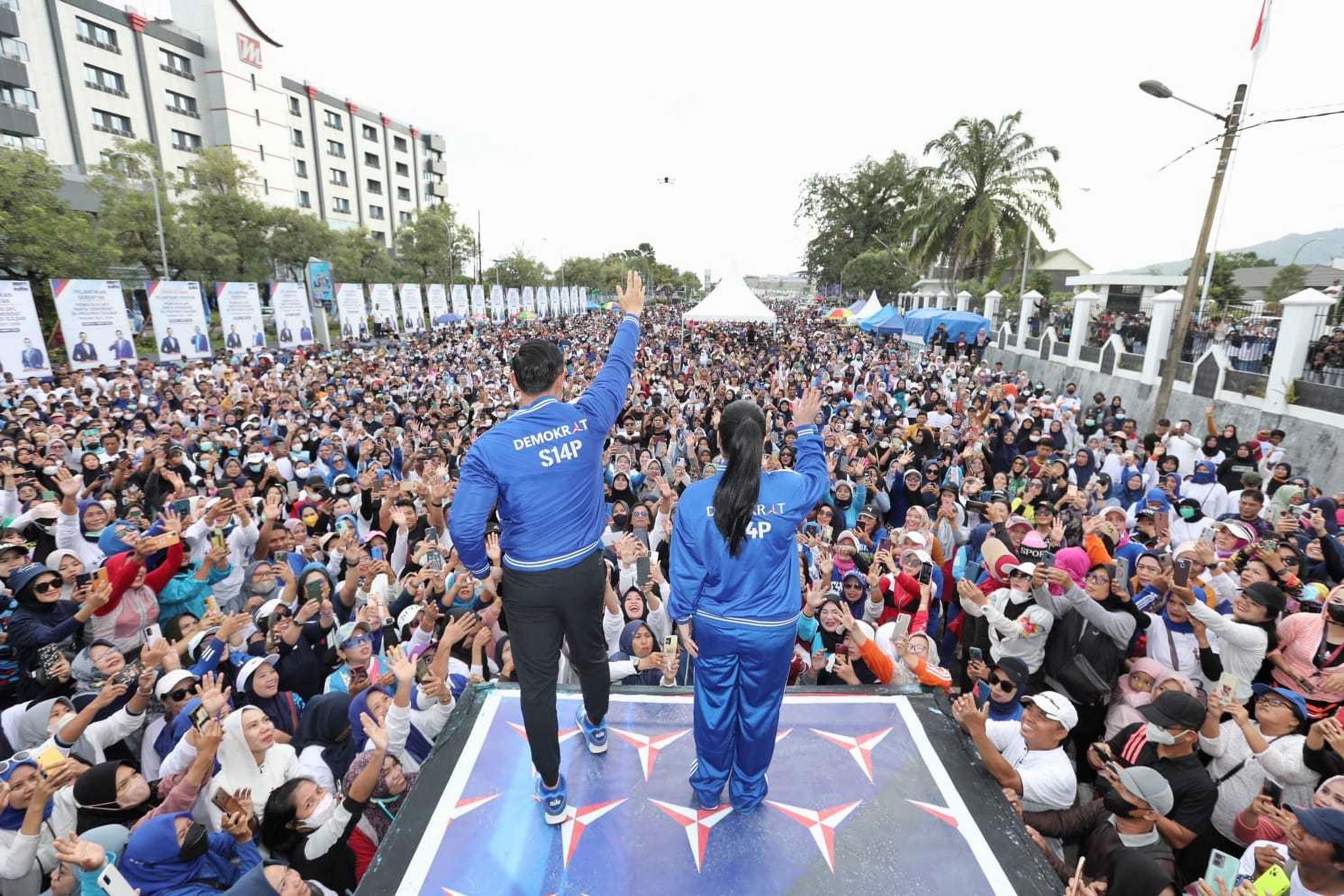 Ketua Umum Partai Demorkat Agus Harimurti Yudhoyono (AHY) dan Anisa Pohan menyapa ribuan warga Mamuju, Sulbar, Rabu (1/3/2023)