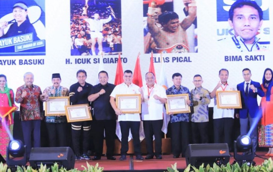 Sejumlah atlet mendapatkan penghargaan dari KONI termasuk dua mantan juara dunia tinju, Ellyas Pical dan Chris John.