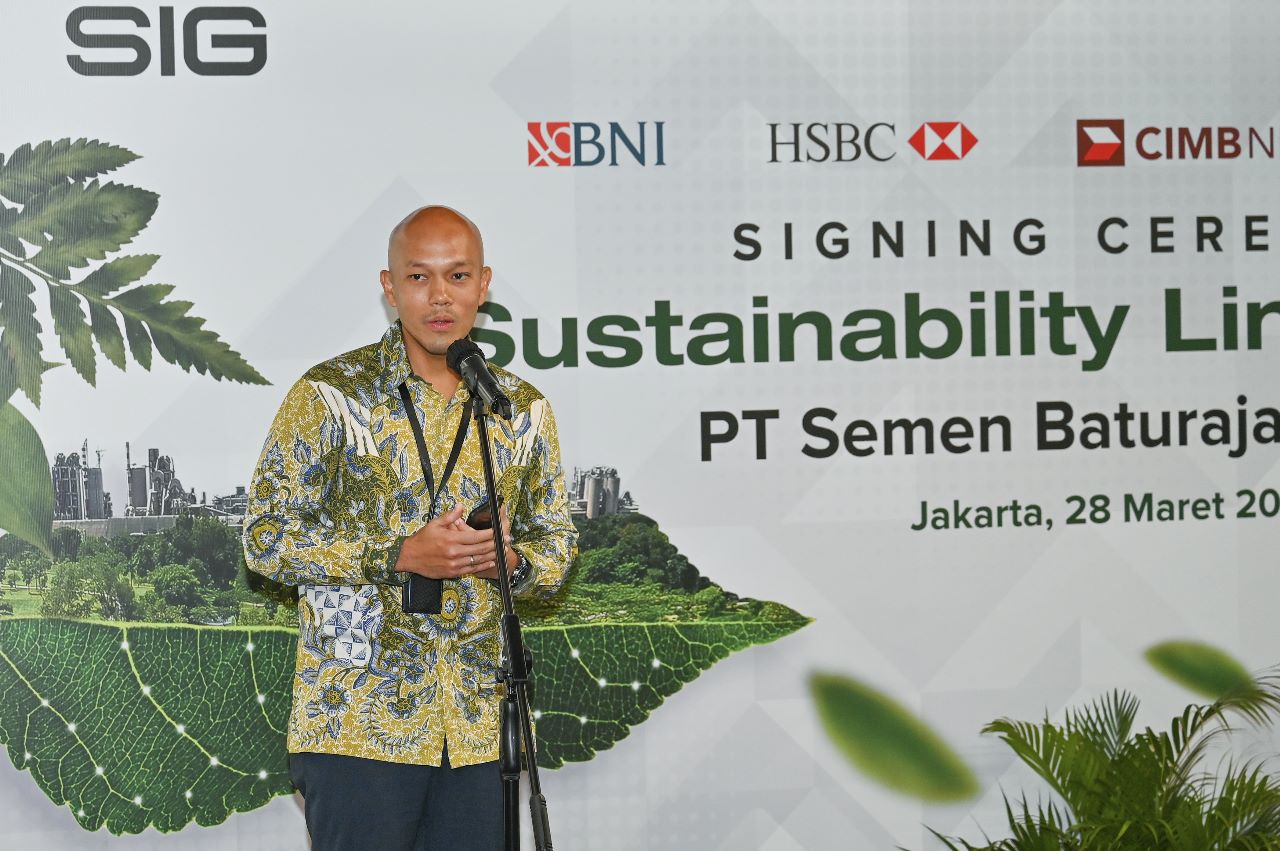 Direktur Keuangan dan Manajemen Risiko SIG, Andriano Hosny Panangian saat memberi sambutan saat signing ceremony Sustainability Linked Loan