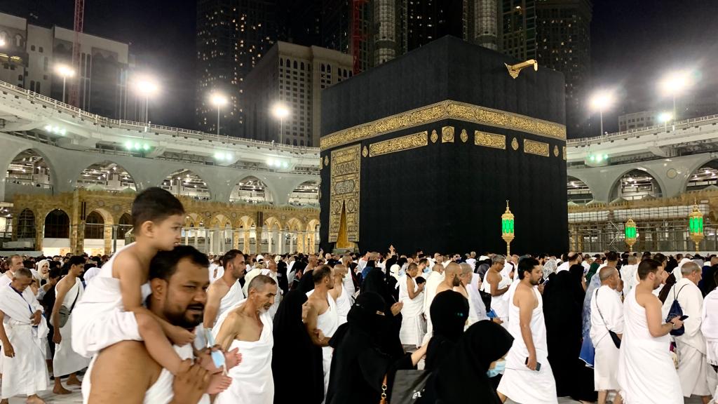 Jamaah Umroh asal Indonesia bersama negara lain melaksanakan Tawaf saat ibadah Umroh seusai Salat Subuh di Masjidil Haram, Mekah, Arab Saudi