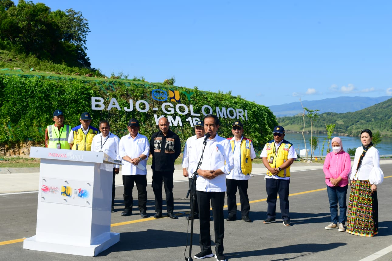 Presiden Jokowi meresmikan Jalan Bajo-Golo Mori, di NTT, Selasa (14/3)