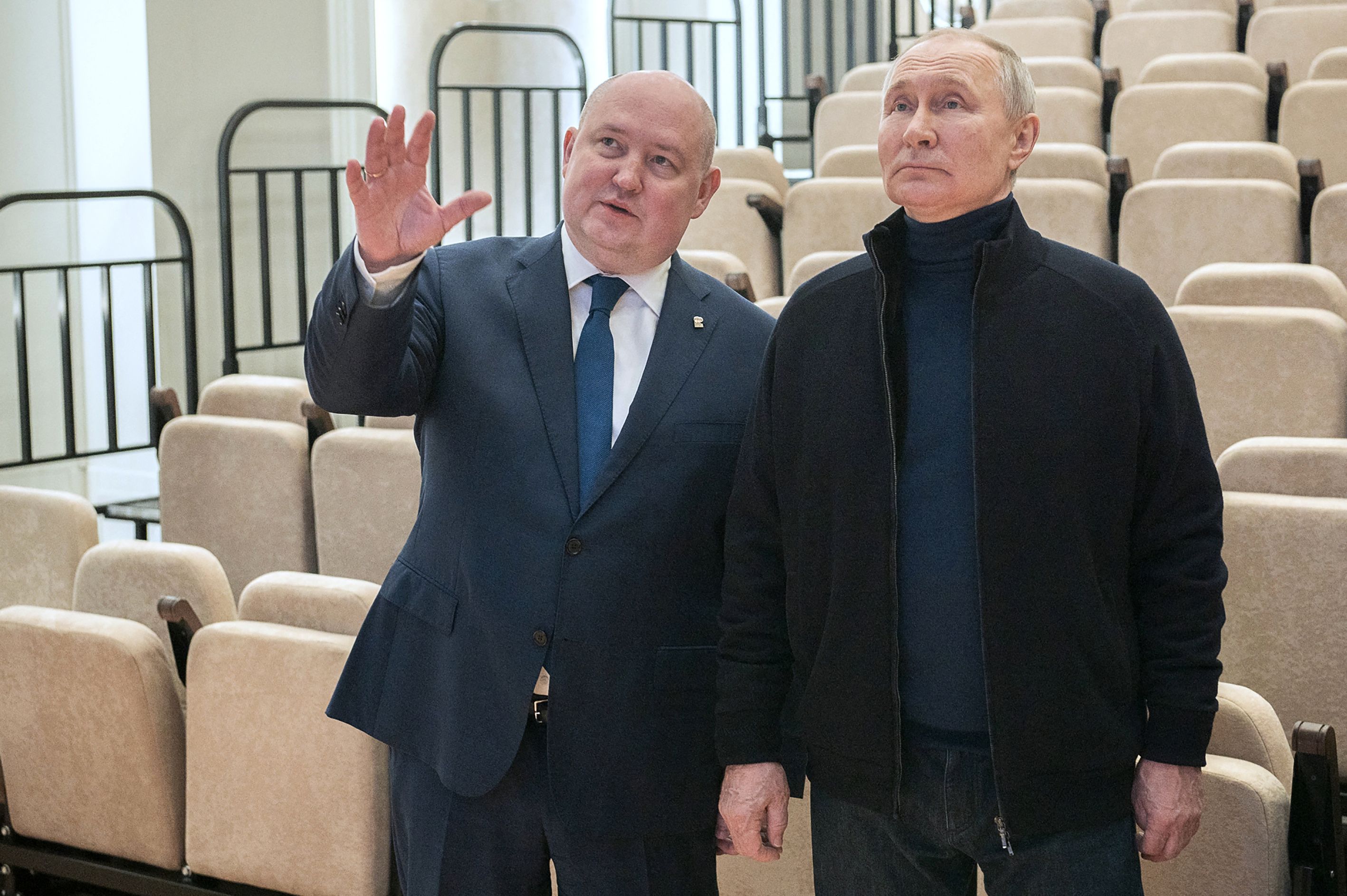 Presiden Rusia Vladimir Putin (kanan) dan Gubernur Krimea Mikhail Razvozhayev (kiri) dalam kunjungannya ke Krimea, Sabtu (18/3). 