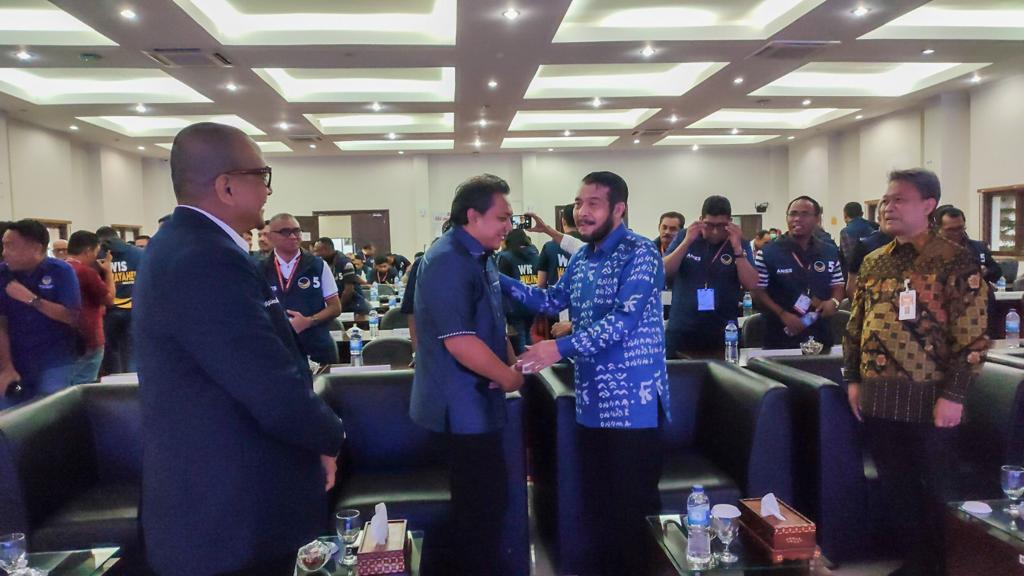 Ketua DPP Partai NasDem Taufik Basari (Tobas) bersalaman dengan Ketua MK Anwar Usman saat pembukaan kegiatan Bimtek PHPU