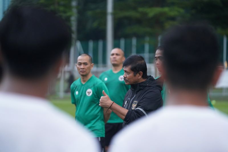 Pelatih Tim U-22 Indonesia memberi arahan kepada para pemain di sesi latihan.