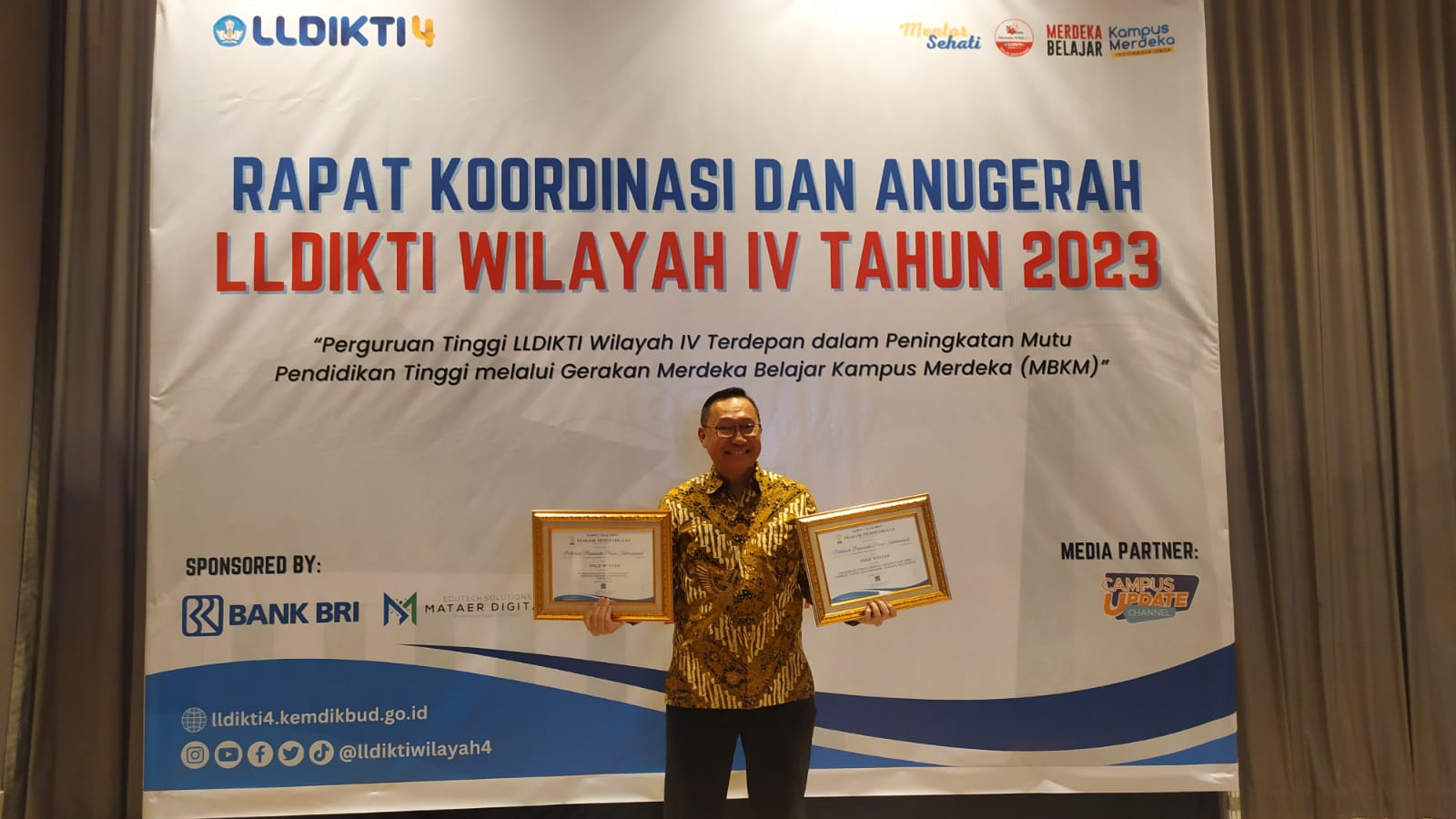 Poltekpar Prima Internasional meraih penghargaan Lembaga Layanan Pendidikan Tinggi (LL-Dikti) Wilayah IV Jawa Barat-Banten.