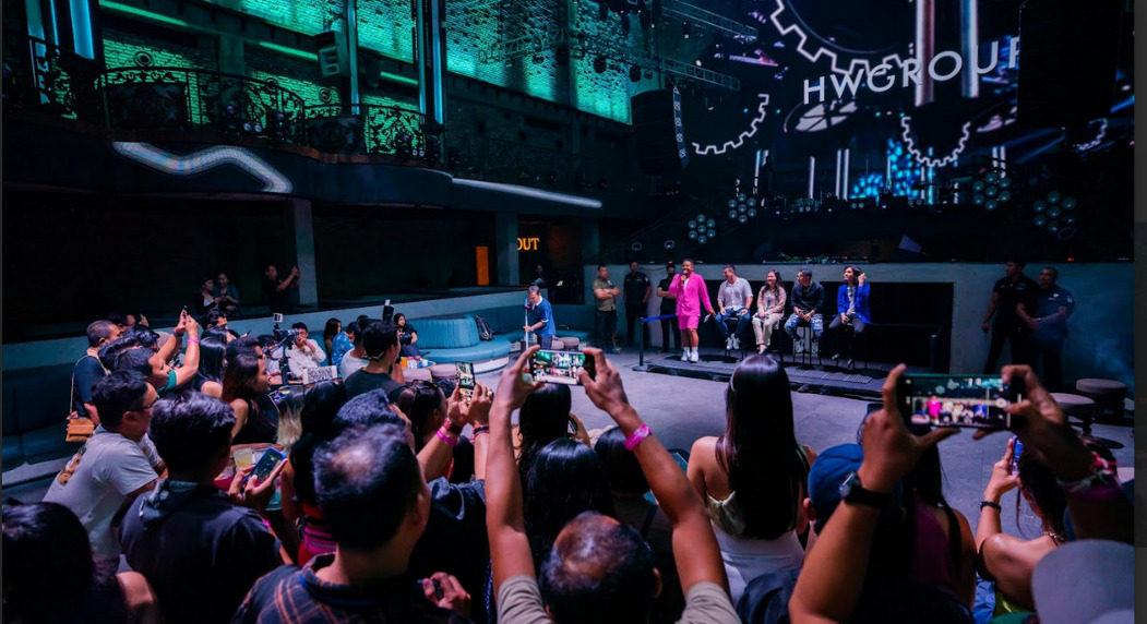 W Atlas Superclub menyuguhkan pertunjukan musik kelas dunia dengan DJ Internasional top 100