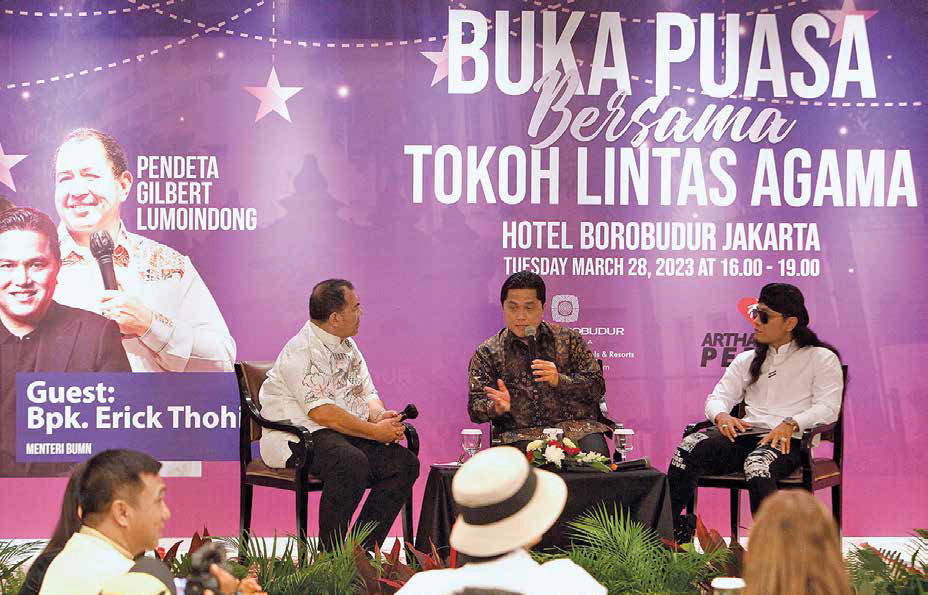 Menteri BUMN Erick Thohir (tengah) bersama Gus Miftah (kanan) dan Pendeta Gilbert Lumondong berbicara saat hadir pada buka puasa bersama.