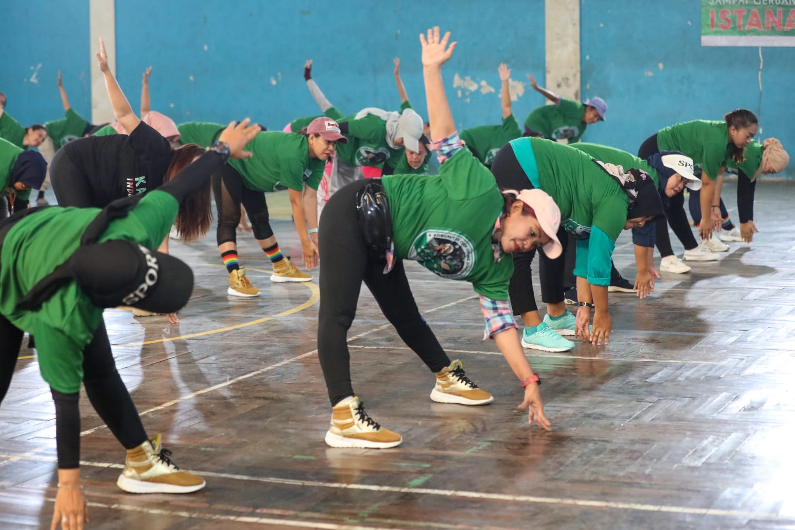 Komunitas Ojek Online (Kajol) Indonesia menggelar senam zumba untuk driver ojol wanita, di Gelora Hady Depok, Gang Haji Jumin, Kota Depok, J