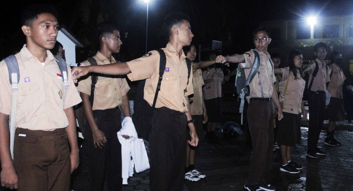 Sejumlah pelajar SMA mengikuti apel pagi penerapan aktivitas sekolah mulai pukul 05.00 Wita di Kupang, NTT, Rabu (1/3). 