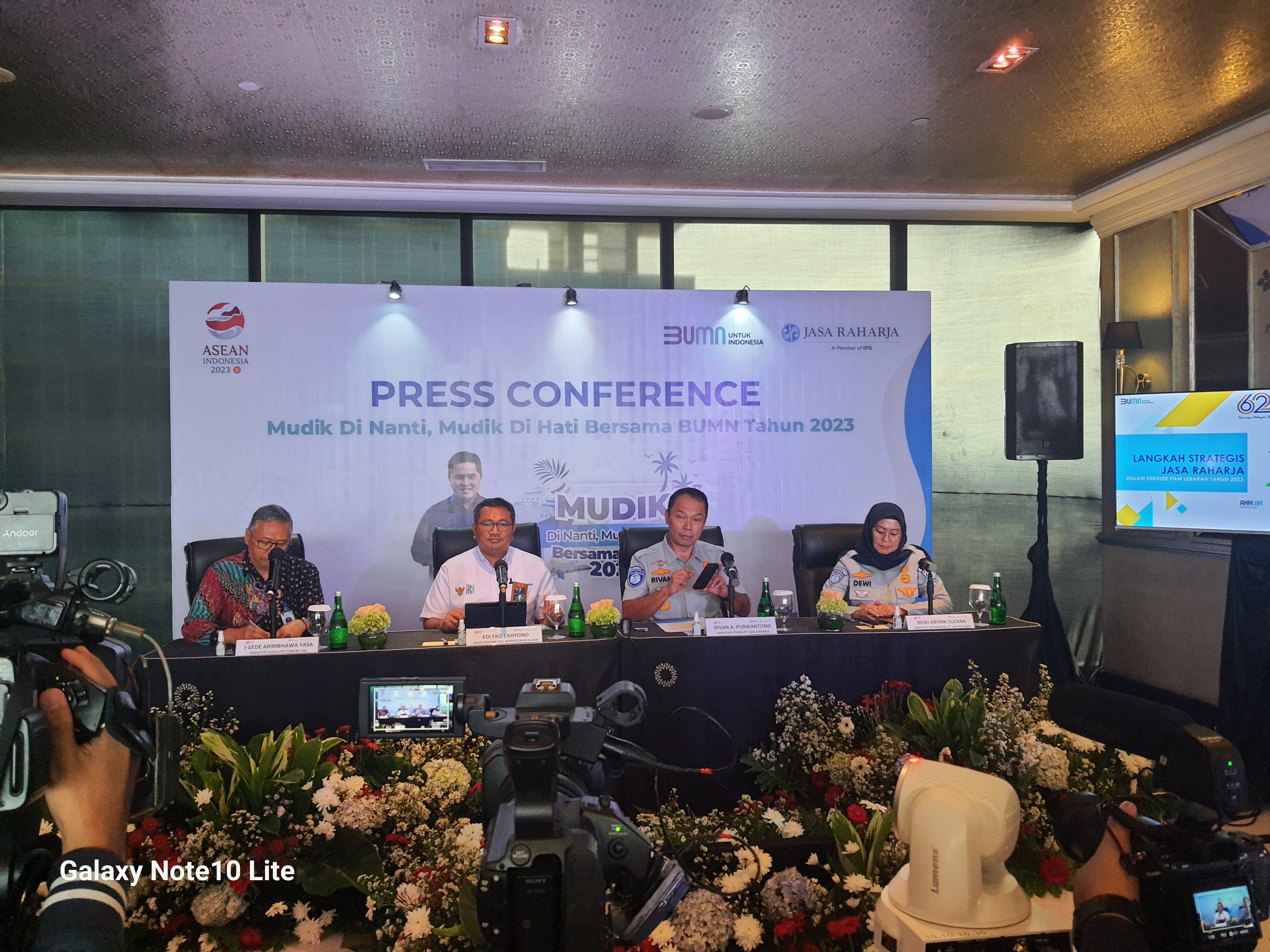 Peluncuran program mudik gratis BUMN tahun 2023 di Bandung, Jawa Barat, Rabu (15/3).