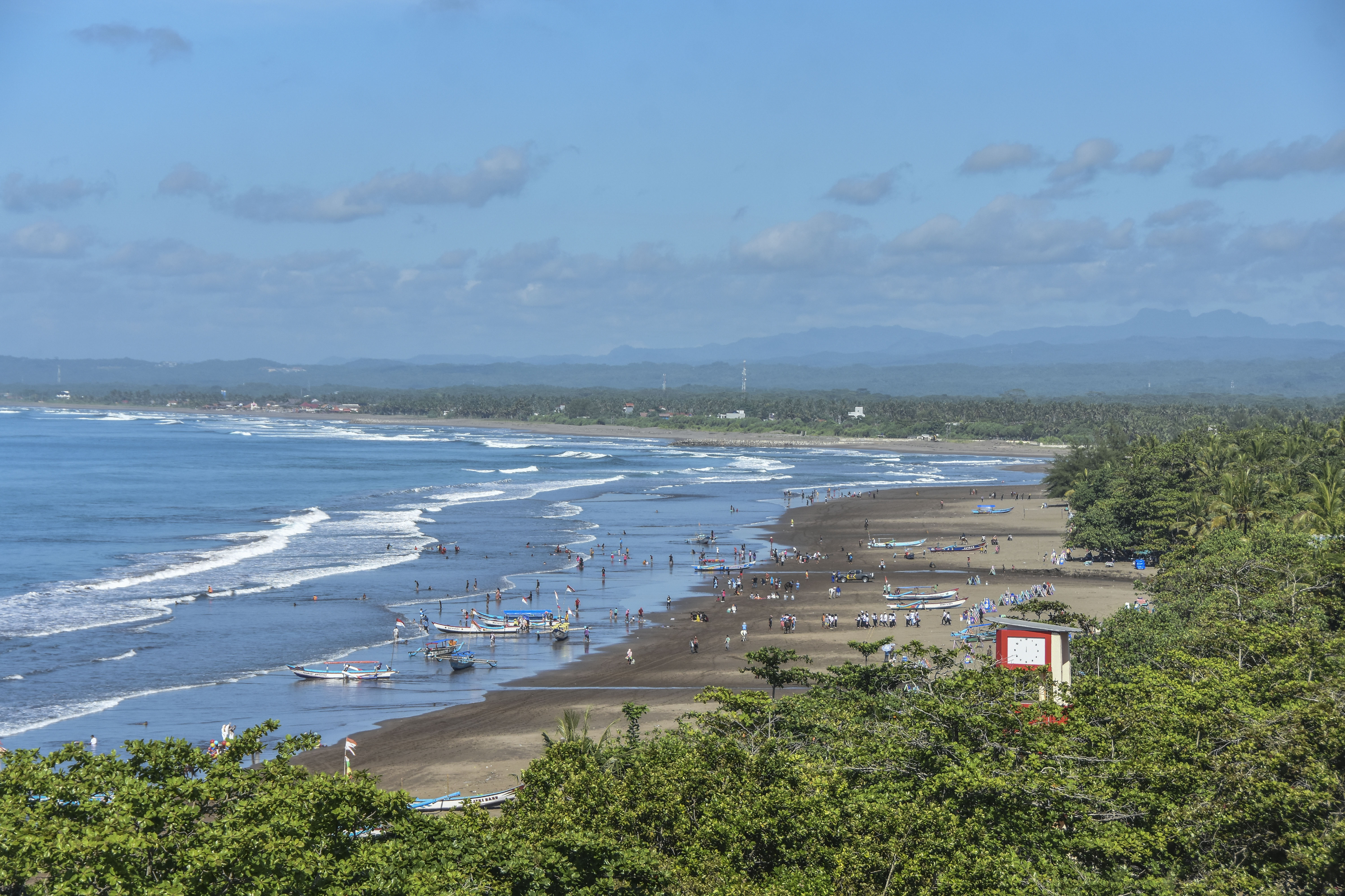Pengunjung berenang di pesisir Pantai Barat, Kabupaten Pangandaran, Jawa Barat, beberapa waktu lalu.