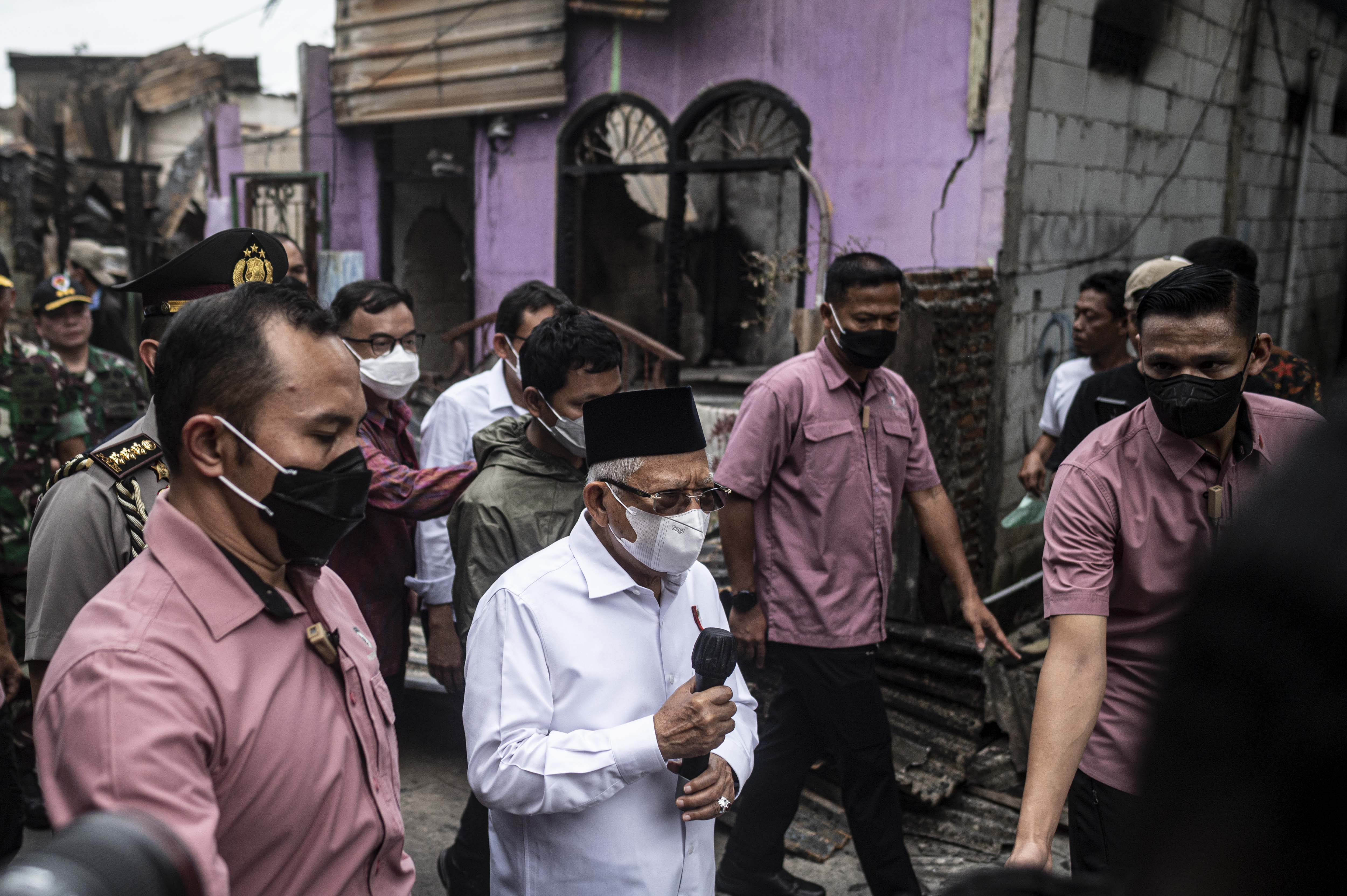 Wapres Ma'ruf Amin (tengah) meninjau permukiman penduduk yang hangus terbakar dampak kebakaran Depo Pertamina Plumpang