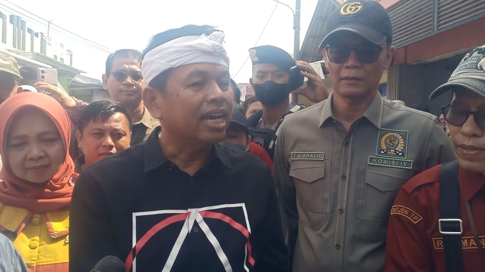 Wakil Ketua Komisi IV DPR RI, Dedi Mulyadi saat mengunjungi Pasar Bulukumba, Brebes, Jawa Tengah 