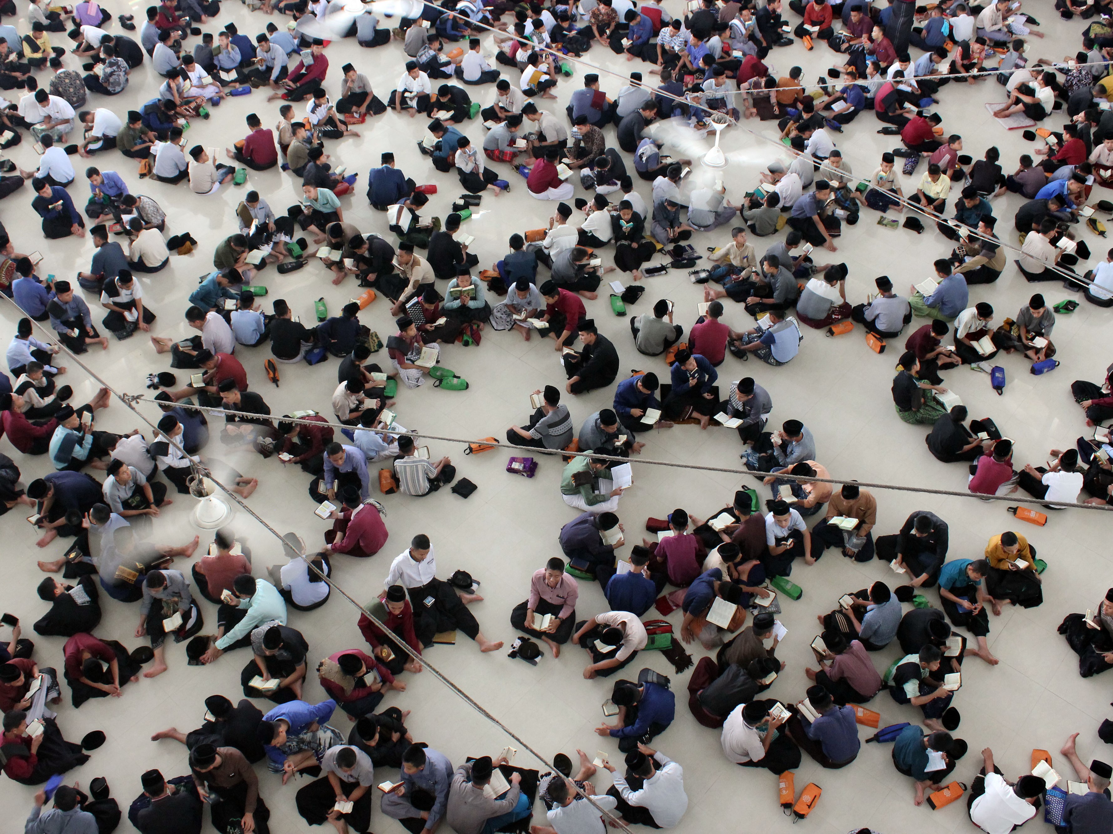 Santri membaca Al-Qur'an di Pondok Pesantren Ar-Raudhatul Hasanah Kota Medan, Sumatera Utara, Sabtu (25/3/2023).
