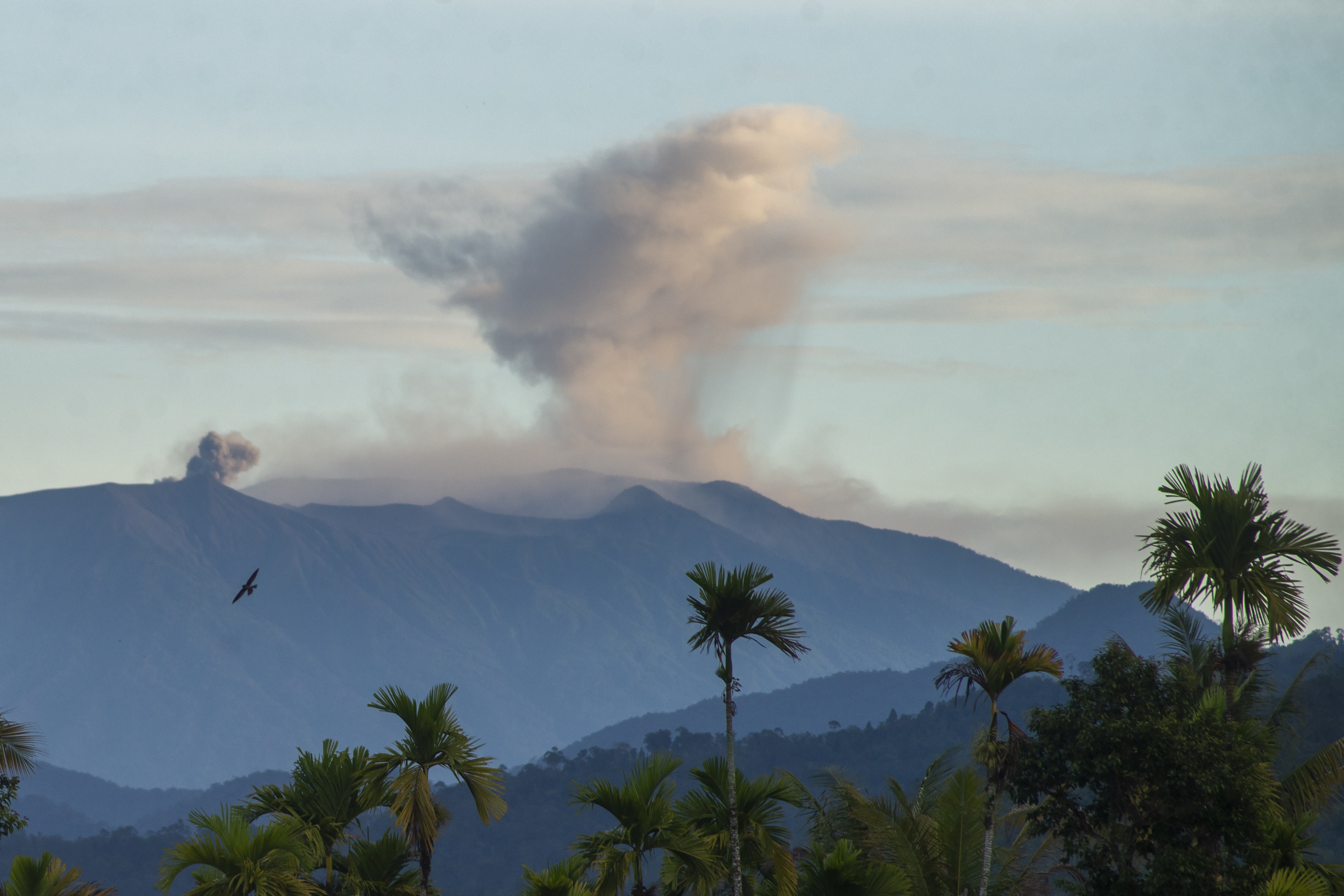 Gunung Marapi mengeluarkan abu vulkanik terlihat dari Talao Mundam, Kabupaten Padangpariaman, Sumatra Barat