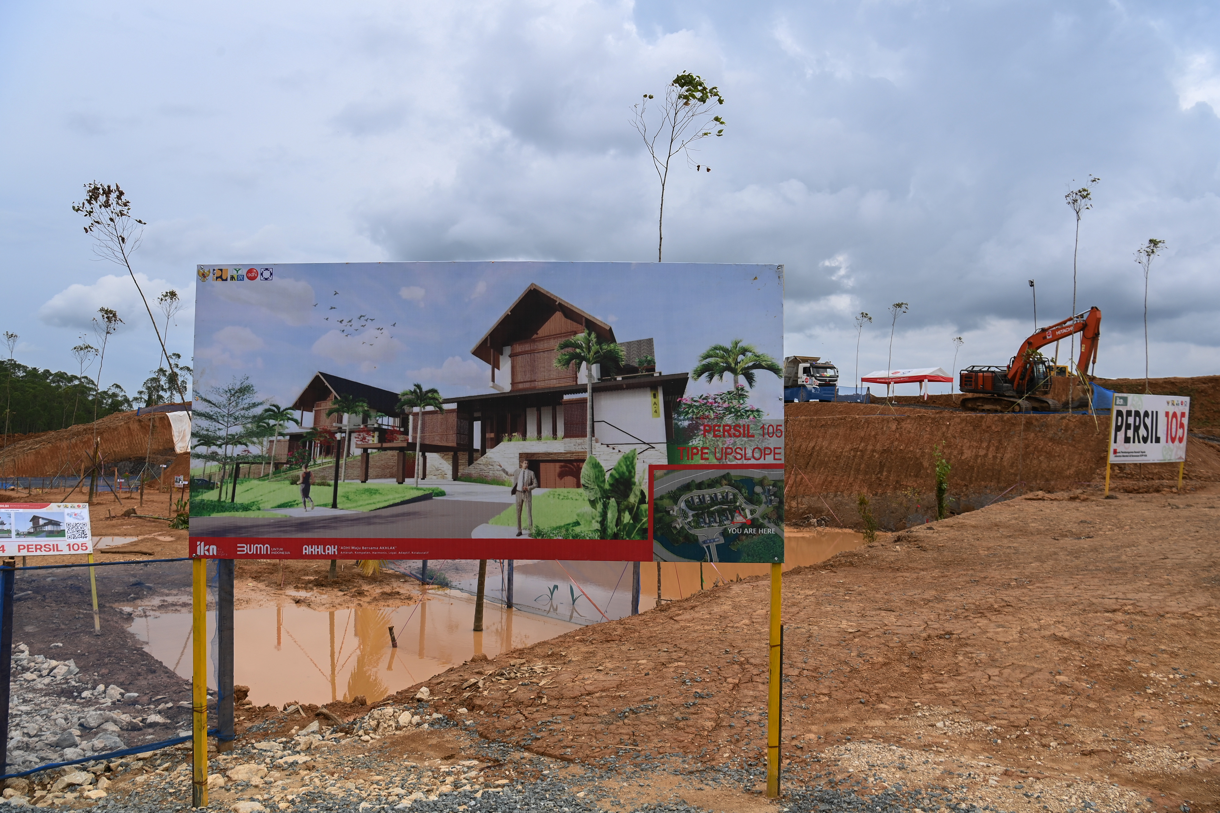 Pekerja dengan menggunakan alat berat membangun Rumah Tapak Jabatan Menteri di Ibu Kota Negara Nusantara.