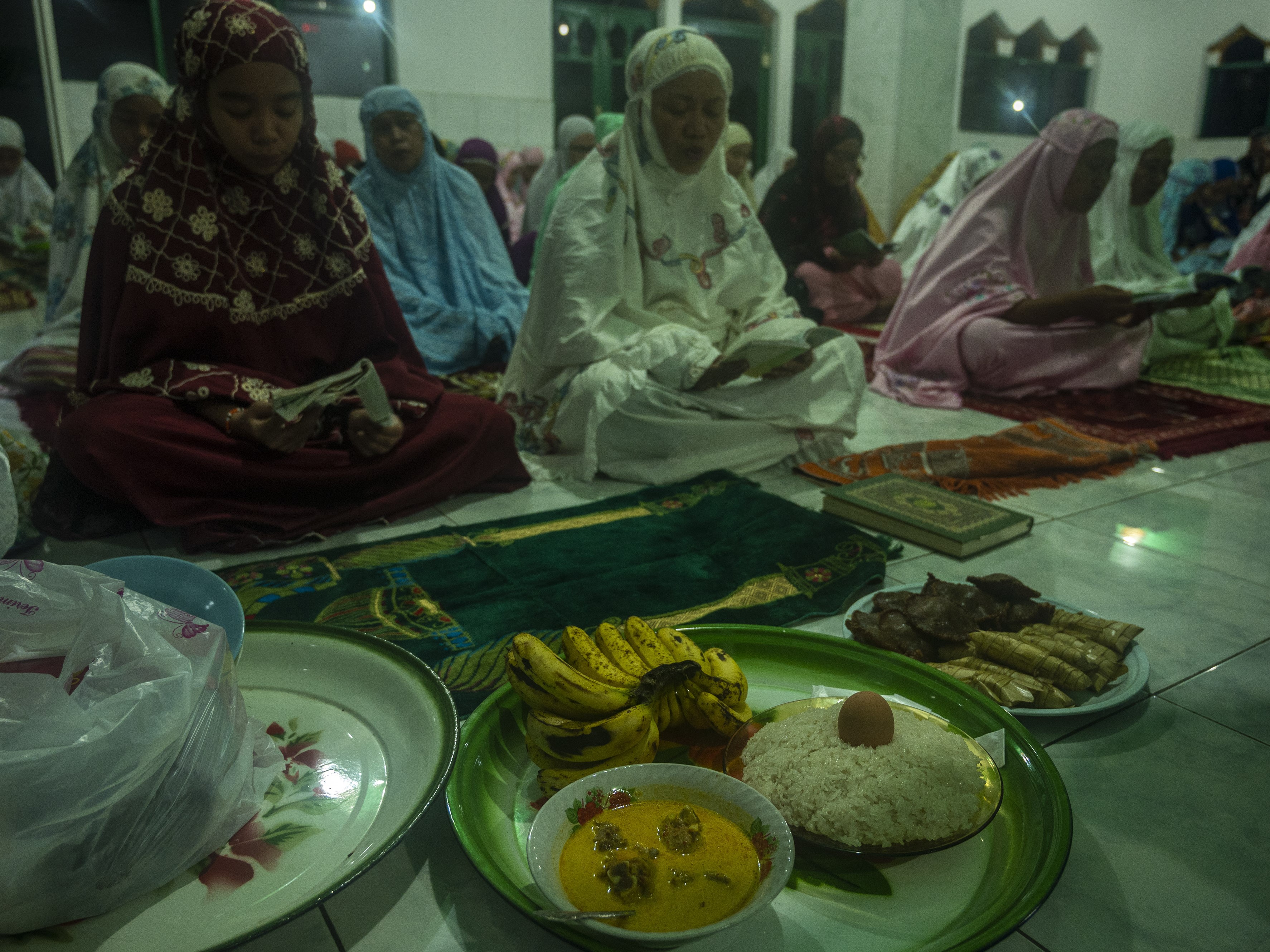 Sejumlah umat Islam membaca surat Yasin pada tradisi malam nisfu Sya'ban di salah satu masjid di Desa Pewunu, Kabupaten Sigi, Sulteng.