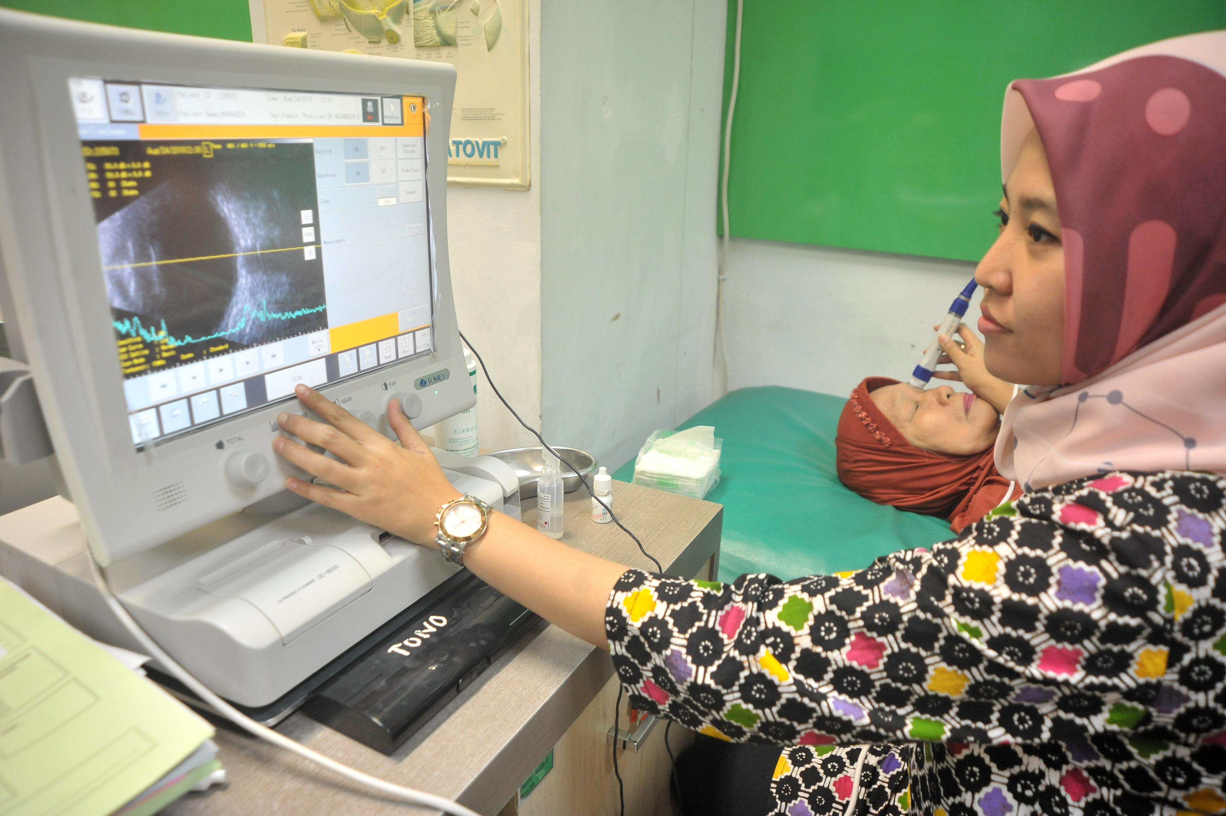  LAYANAN KESEHATAN: Dokter memeriksa peserta JKN- KIS menggunakan Ultrasonography (USG) mata di sebuah rumah sakitdi Palembang, Jumat (24/8)