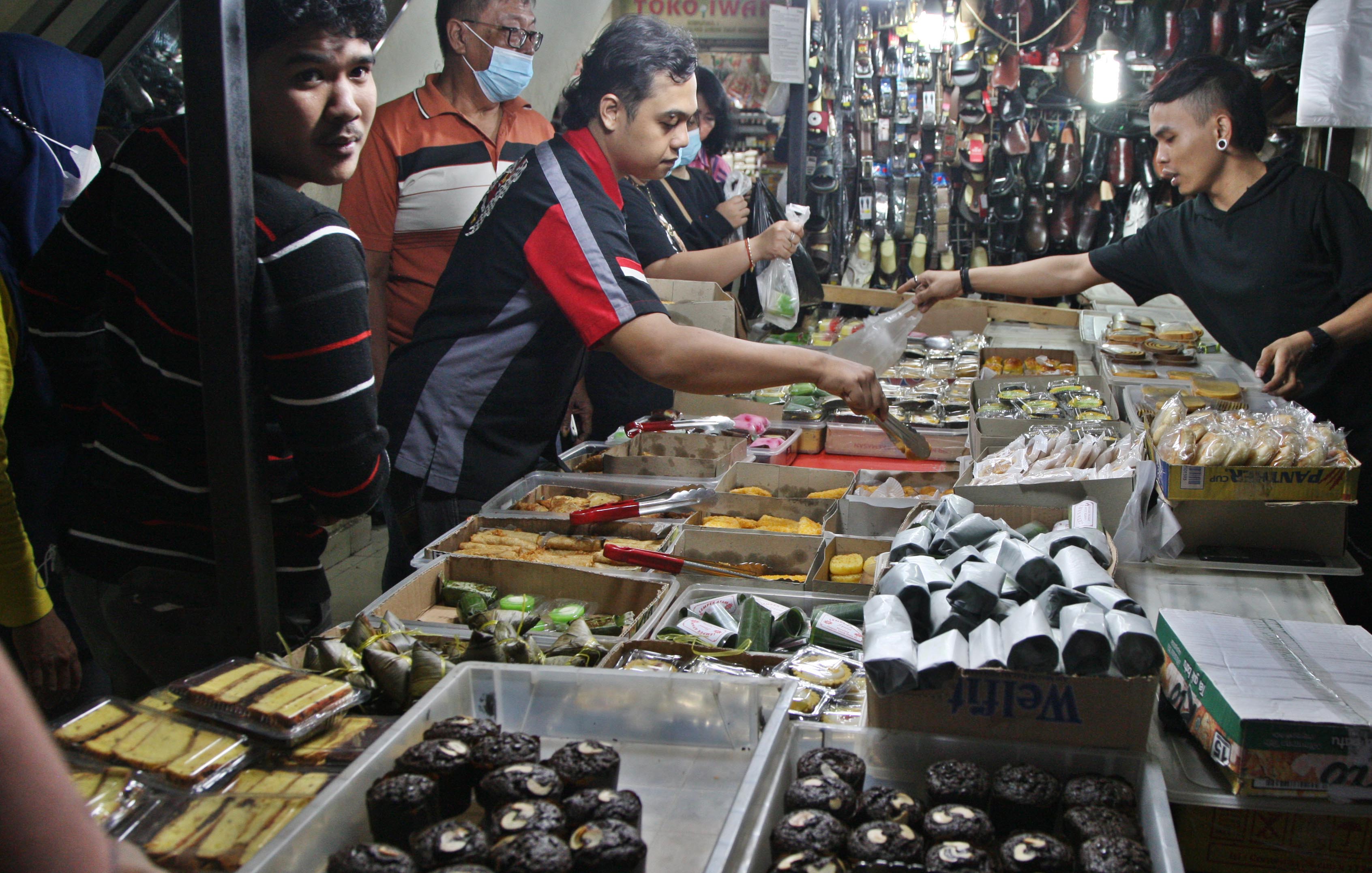 Warga memilih beragam kue dan jajanan untuk menu takjil di Pasar Senen, Jakarta Pusat, Kamis (23/03/2023). 