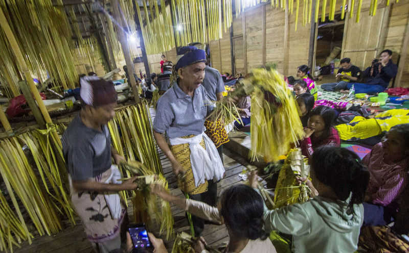 Kegiatan dengan bahasa daerah, ritual Bawanang di Balai Adat DusunRitual  Bayawana, Kabupaten Hulu Sungai Tengah, Kalimantan Selatan.