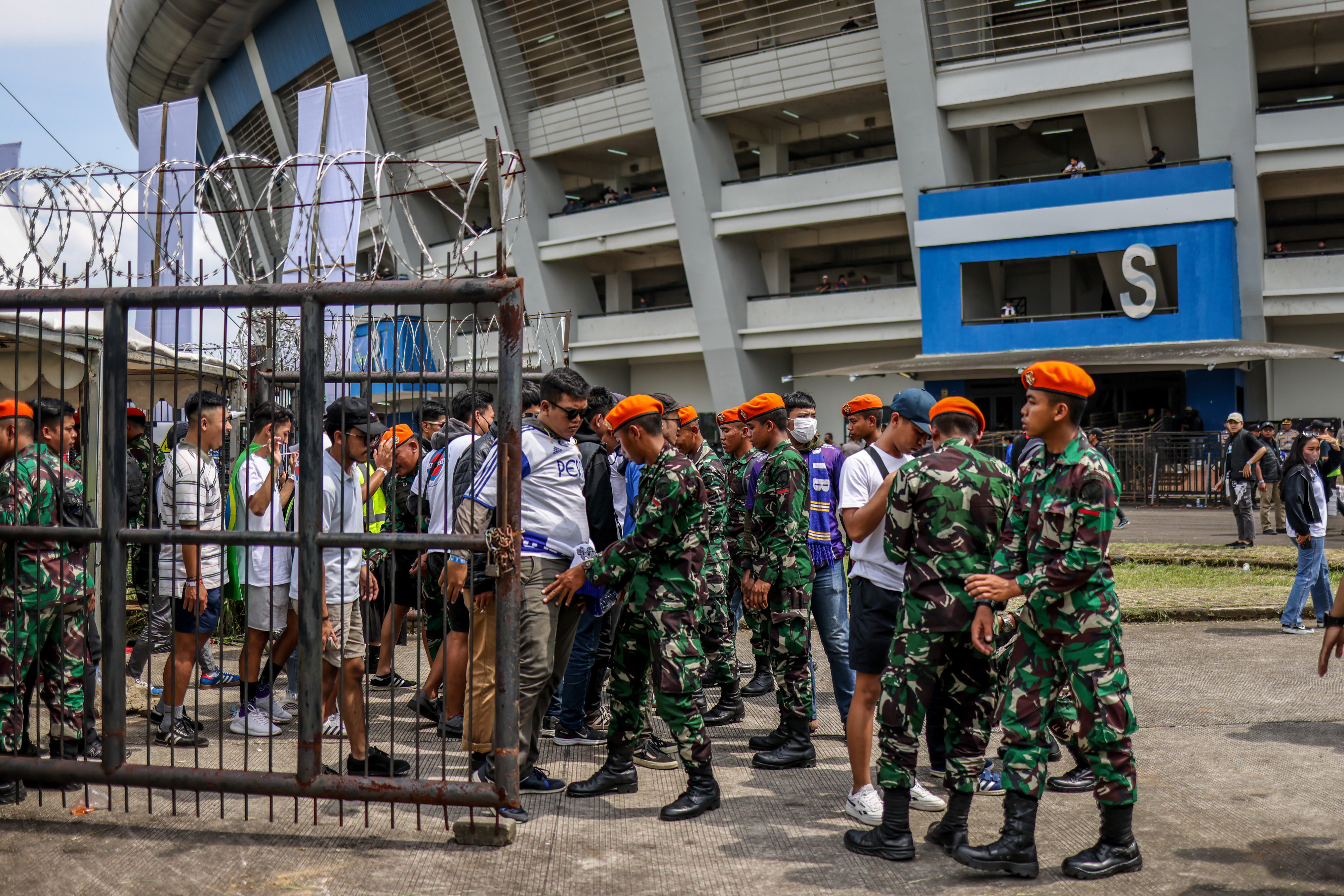 Personel TNI memeriksa penonton yang akan memasuki stadion