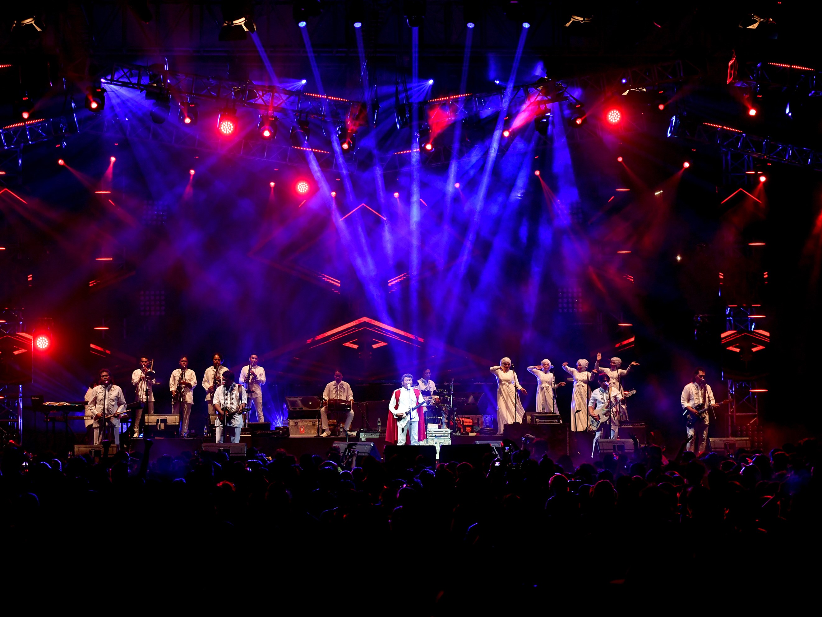  Musisi dangdut Rhoma Irama bersama Soneta beraksi saat tampil pada hari kedua Synchronize Fest 2018 di Gambir Expo, Kemayoran, Jakarta.