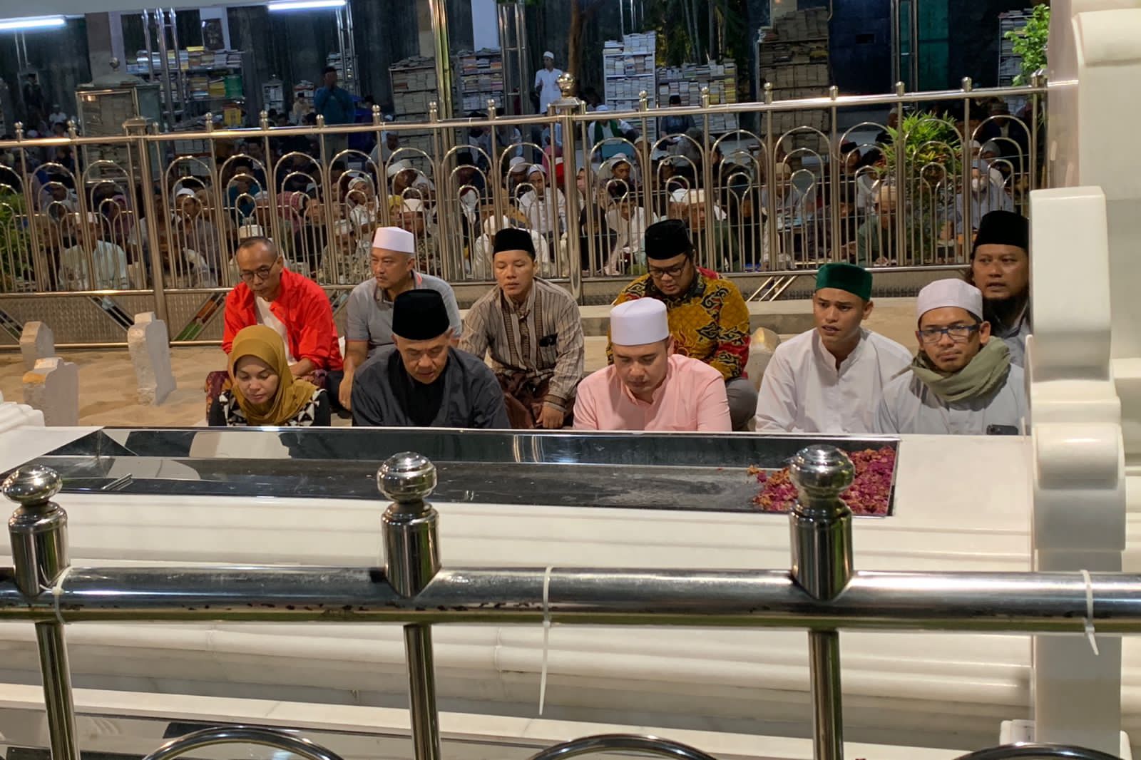 Gubernur Jawa Tengah Ganjar Pranowo didampingi istri ziarah (nyadran) ke makam Sunan Ampel, Surabaya, Jatim, Jumat malam (17/3/2023)