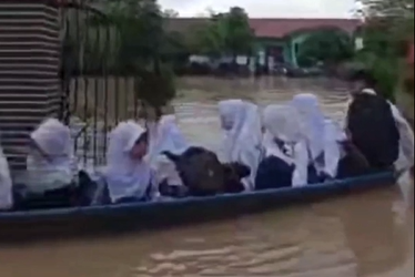 Siswa menaiki perahu untuk bersekolah.