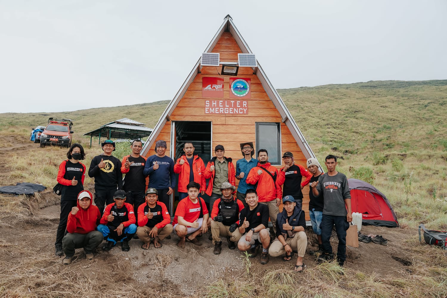 Sejumlah pendaki beristirahat di  shelter emergency di Gunung Prau, Dieng, Jawa Tengah yang dibangun Arei Outdoor Gear