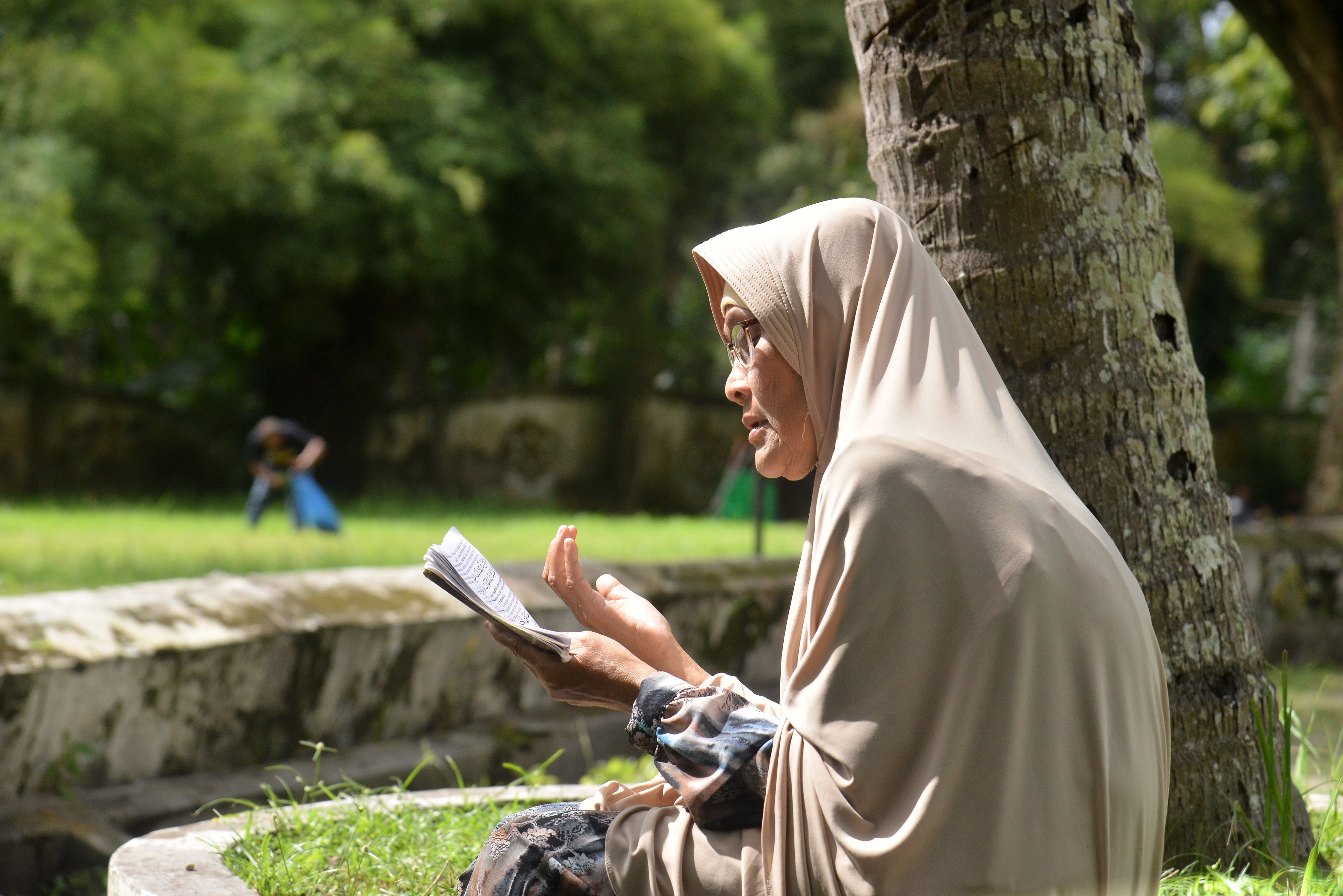 Seorang peziarah tengah berdoa.