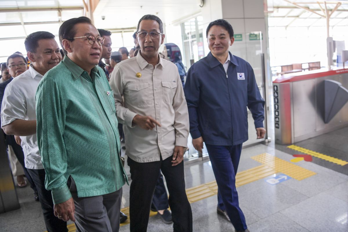 Penjabat (Pj) Gubernur DKI Jakarta Heru Budi Hartono (kedua kanan) di Stasiun Light Rail Transit (LRT) Stasiun Velodrome di Jakarta.