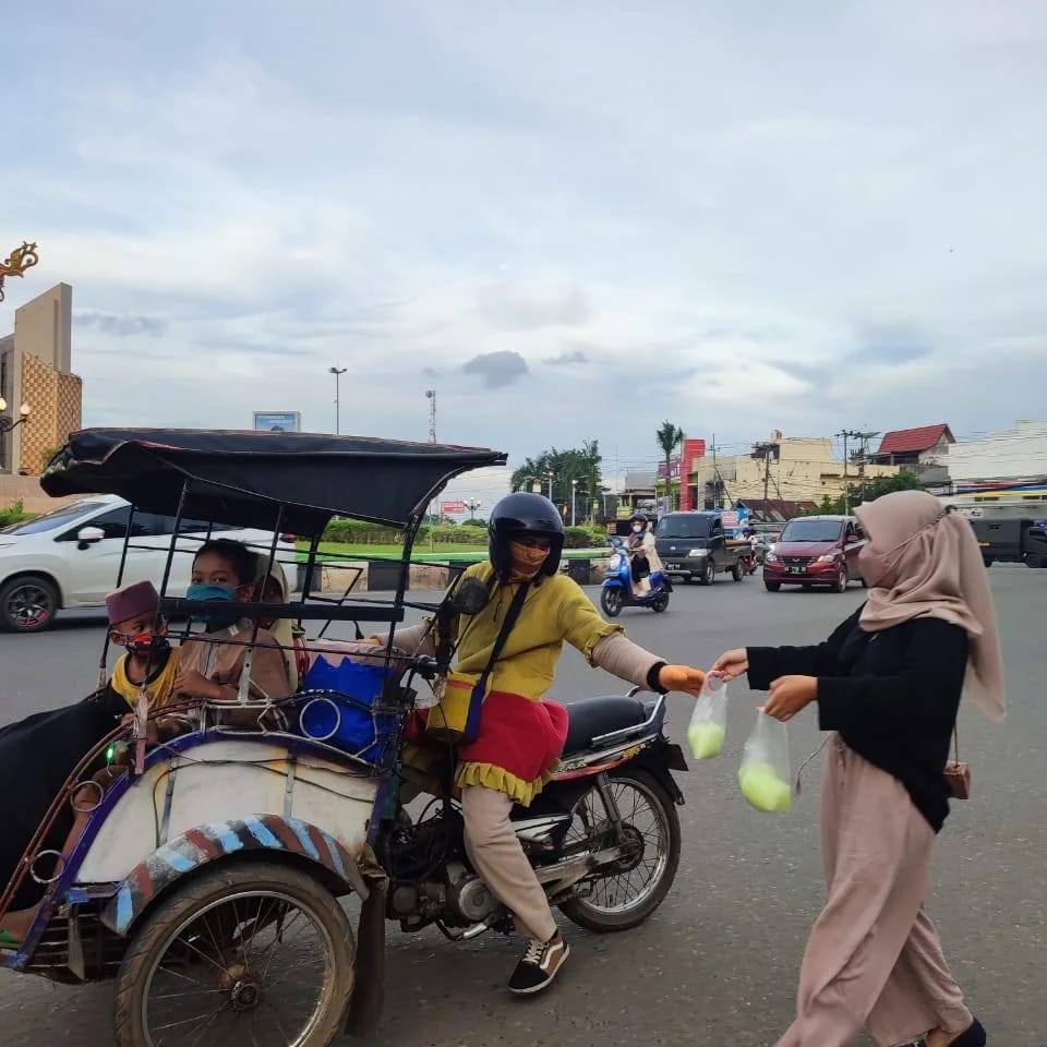 Relawan Sekolah Rakyat Kalimantan Selatan berbagi makanan pembuka di Banjarmasin