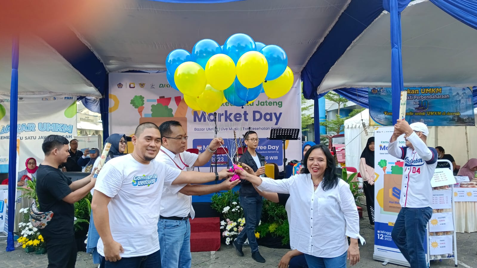 Kepala Perwakilan Kemenkeu Satu Wilayah Jawa Tengah, Muhdi melepas balon menandai dibukanya UMKM.