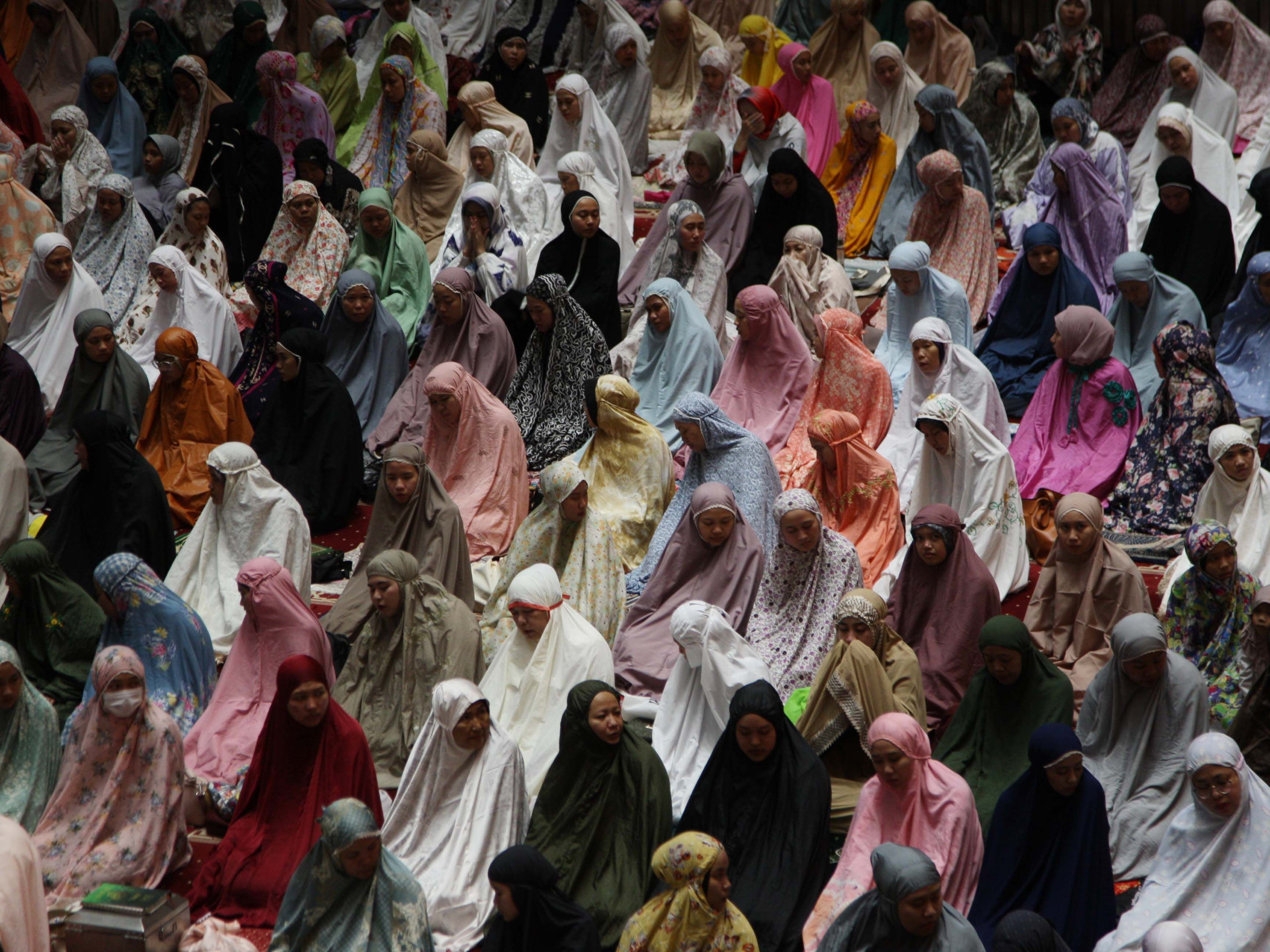Ribuan umat muslim melaksanakan solat tarawih berjaamaah di Masjid Istiqlal, Jakarta, Rabu (22/3/2023).
