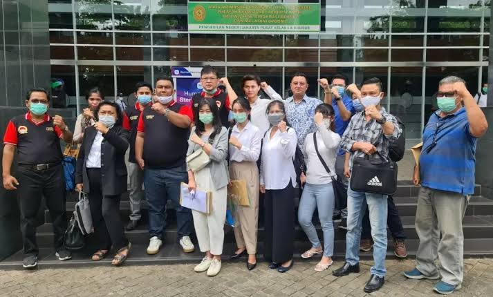 Para korban PT Asuransi Jiwa Kresna (AJK) atau Kresna Life bersama kuas hukum dari LQ Indonesia Lawfirm, di PN Jakarta Pusat.