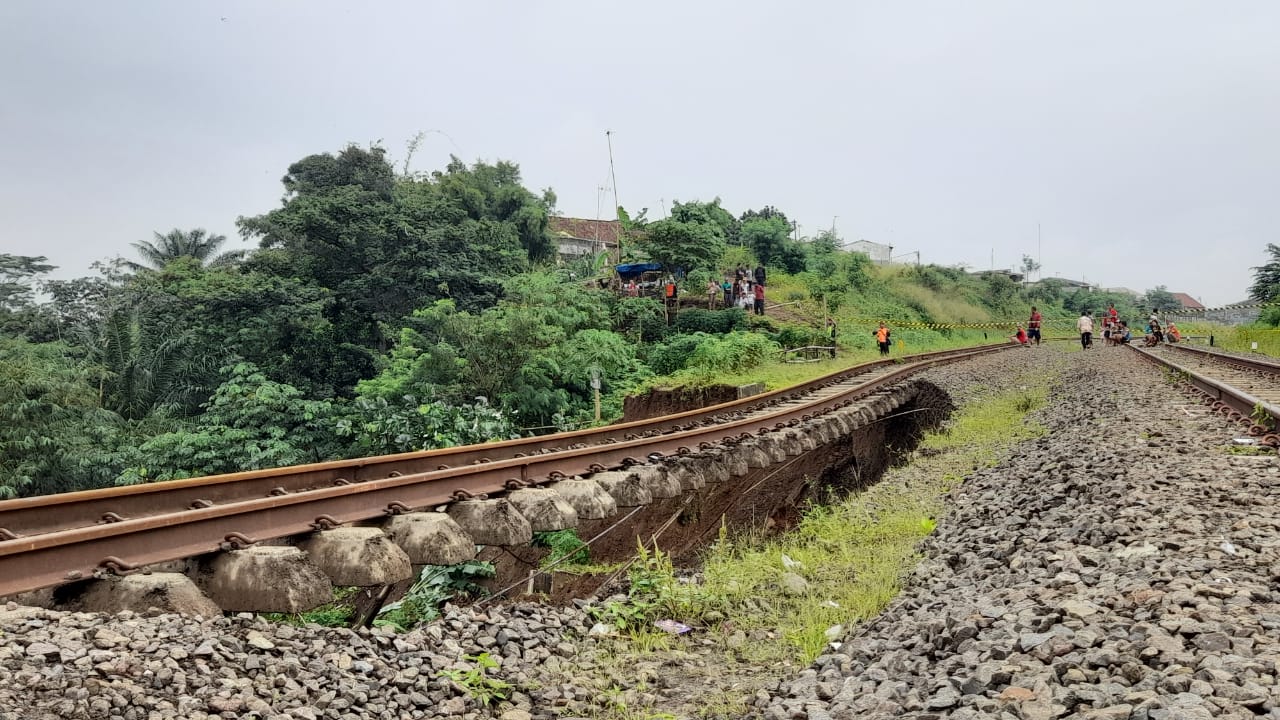 Tim SAR masih melakukan pencarian terhadap korban tanah longsor Emping Bogor, Rabu (15/3/2023)