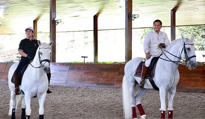 Ketua Umum Partai Gerindra Prabowo Subianto mendampingi Ketua DPP PDIP Puan Maharani