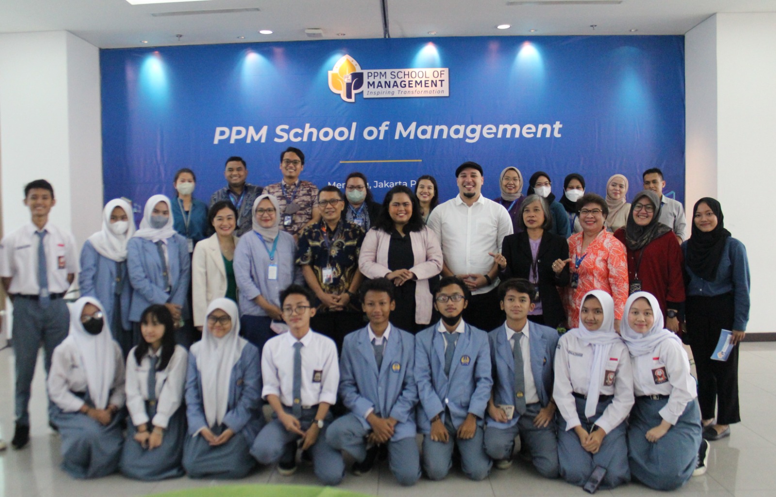 Pembicara berfoto bersama dengan peserta usai workshop DEI Roadshow 2023 bertema Creating Inclusive Agents from School, di Jakarta.