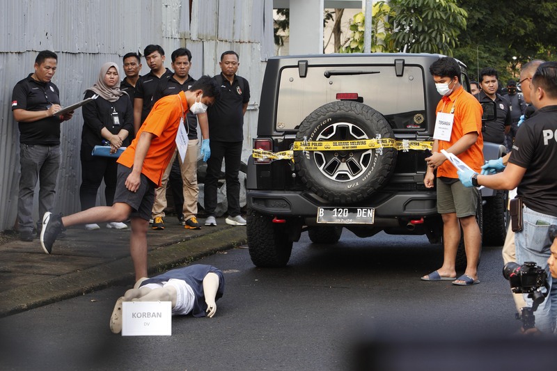 Tersangka Mario Dandy (kiri) dan Shane Lukas Rotua (kanan) melakukan penganiayaan terhadap David Ozora