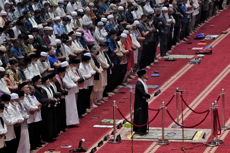 Ilustrasi: masyarakat melakukan ibadah Salat Jumat di Masjid Istiqlal, Jakarta.