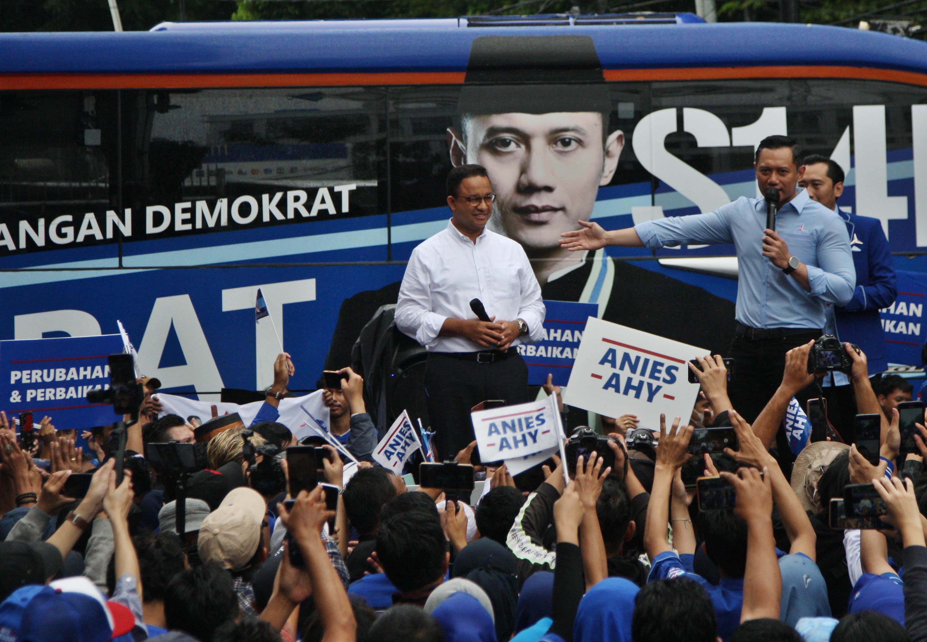 Calon Presiden dari Koalisi Perubahan Anies Baswedan (kiri) dan Ketua Umum Partai Demokrat Agus Harimurti Yudhoyono (AHY) menyapa massa