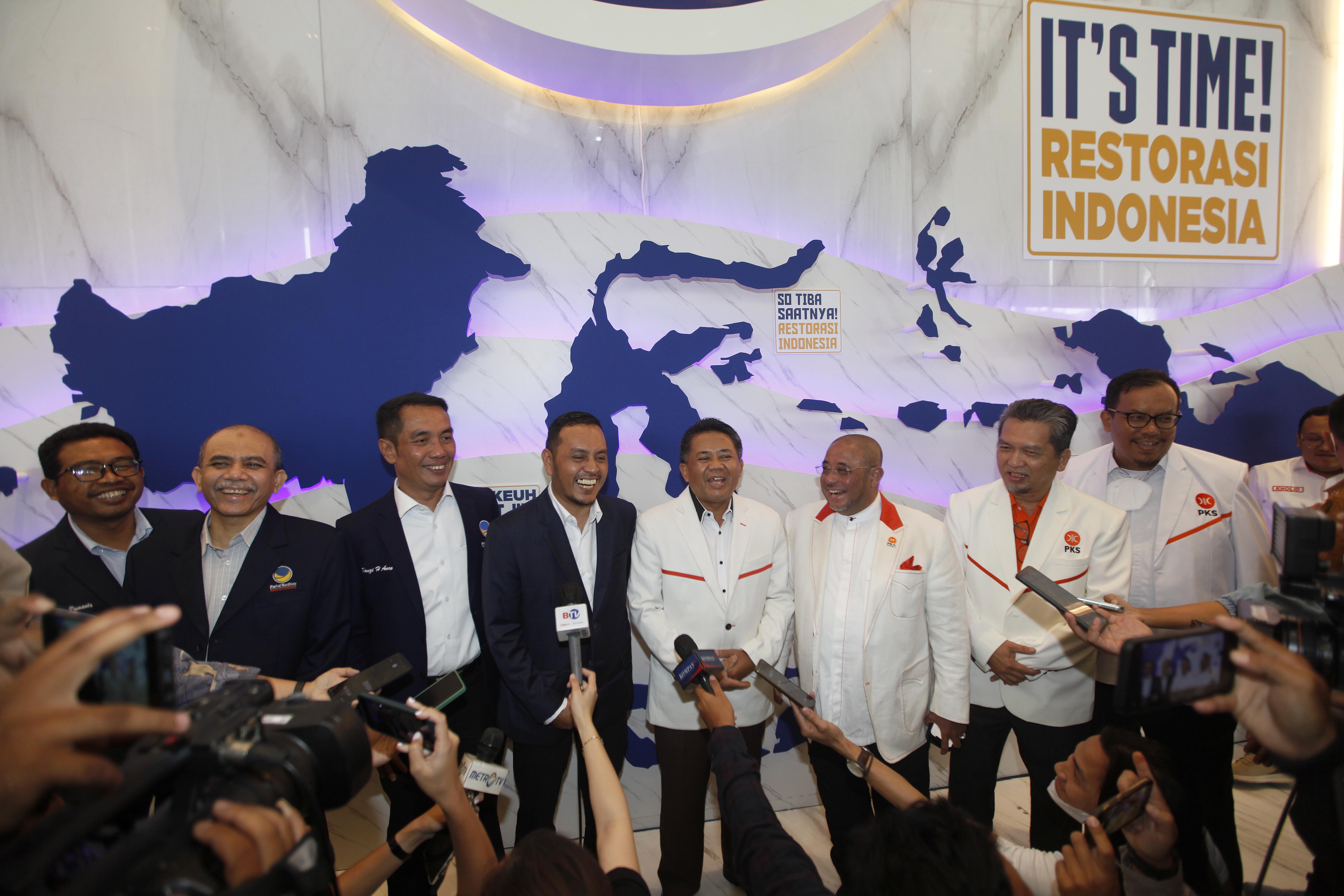 Ketua DPP NasDem, Willy Aditya (keempat kiri) didampingi Wakil Ketua Dewan Syuro Partai Keadilan Sejahtera atau PKS, Sohibul Iman